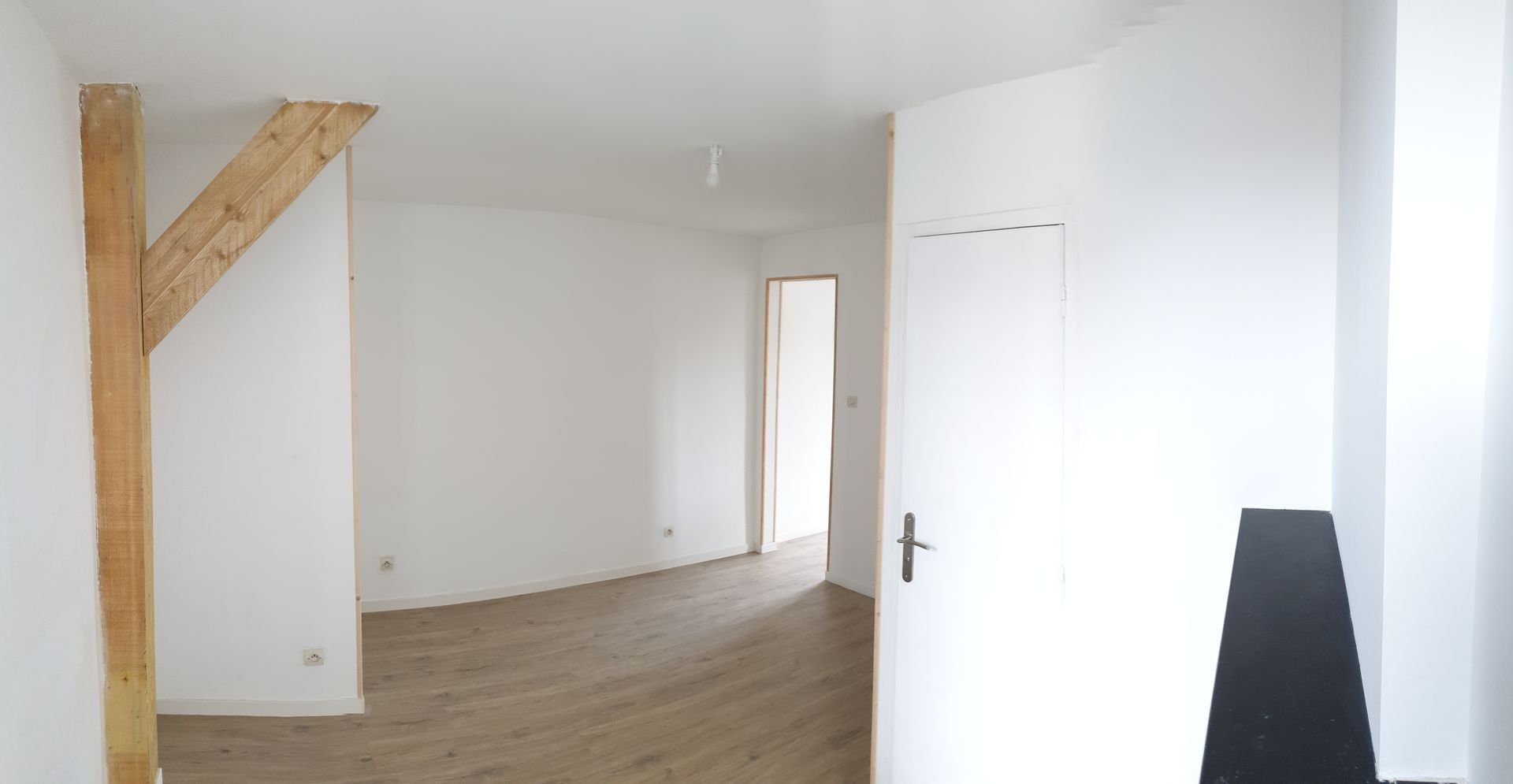 Appartement 8 — séjour, poutres apparentes